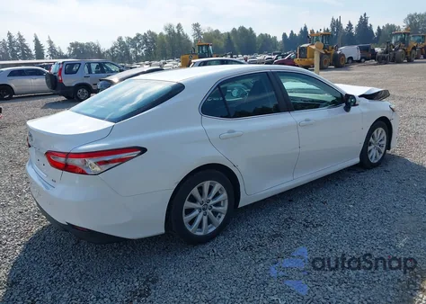 2018 Toyota Camry Le из США, поврежденный, VIN 4T1B11HK1JU057170